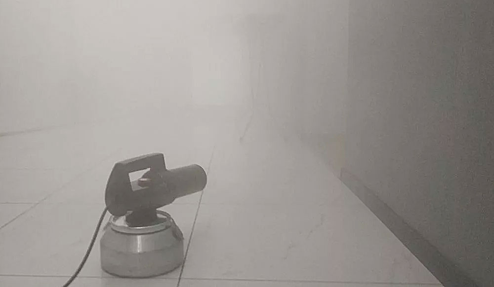 Генератор сухого тумана в помещении, заполненном нейтрализатором запаха.