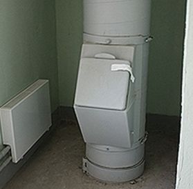 Большой штат дезинфекторов и качественное оборудование дают возможность оперативно реагировать и обрабатывать мусоропроводы